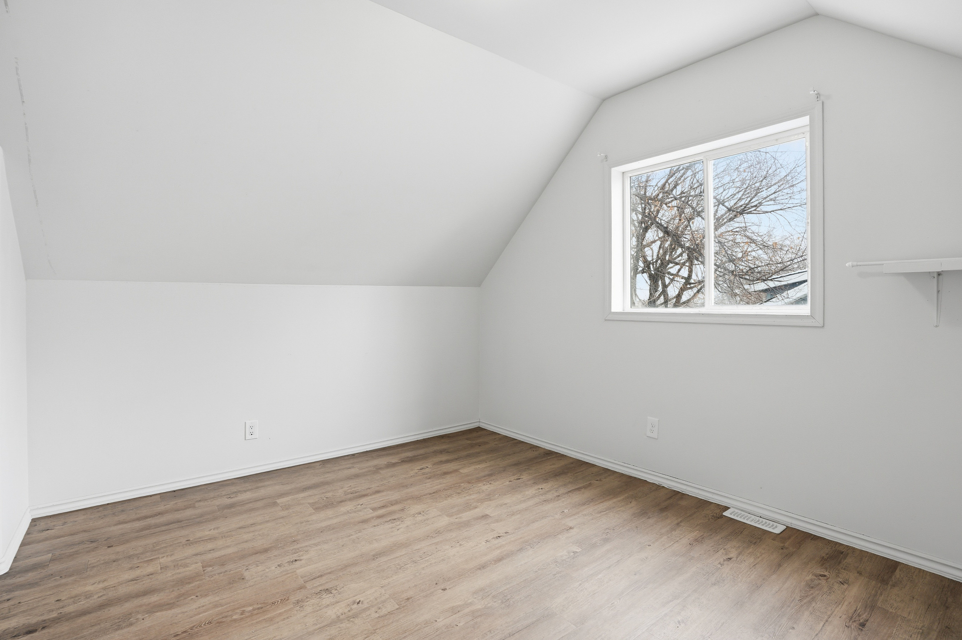 $31万，河西独栋出售，地下室分门出入带厨房+双车库，311 I Avenue N——林与唐地产 - 6